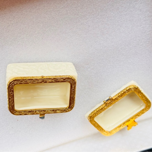 VINTAGE Hollywood Regency Ivory Ceramic Trinket Box w Gold Trim Bow & Hinge - Picture 10 of 16
